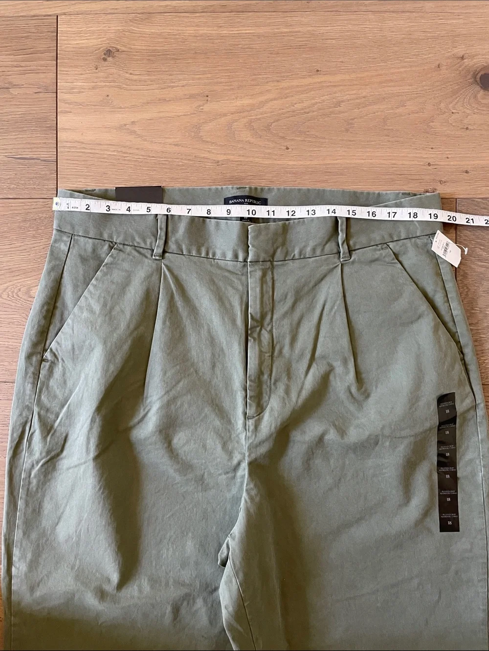 NWT - Banana Republic Chino Pleated Crop Pants Army green Plus Size 18